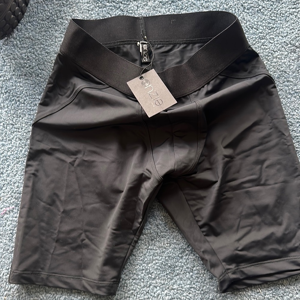 Onzie Mens compression m/l black biker shorts NWT